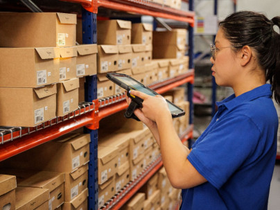 How does RFID technology work in retail